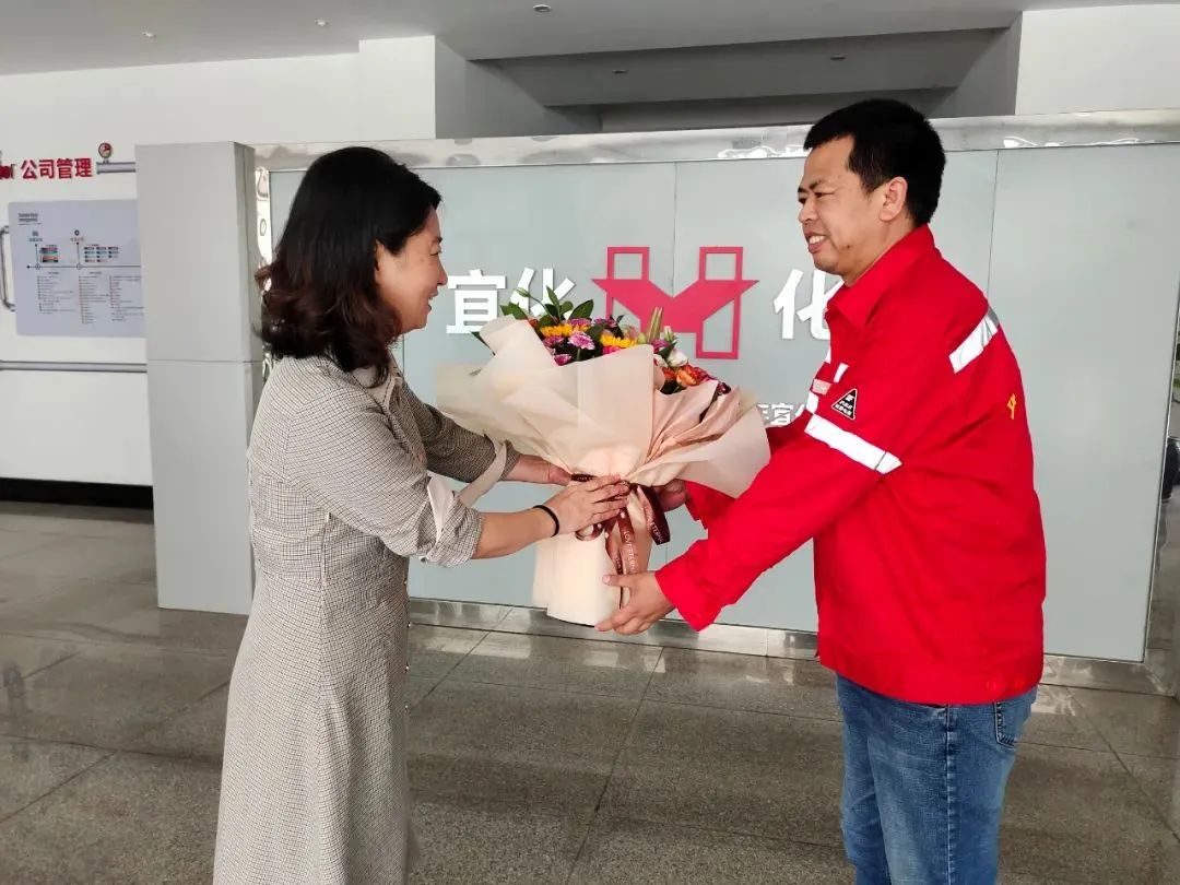 宜昌市總工會黨組成員、副主席李敏一行到化機公司慰問市勞動模范左霄(圖1) 圖片