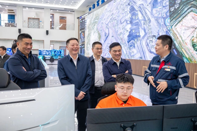 黃智華一行到新疆宜化和新疆宜化礦業調研(圖1) 黃智華一行到新疆宜化和新疆宜化礦業調研(圖1)